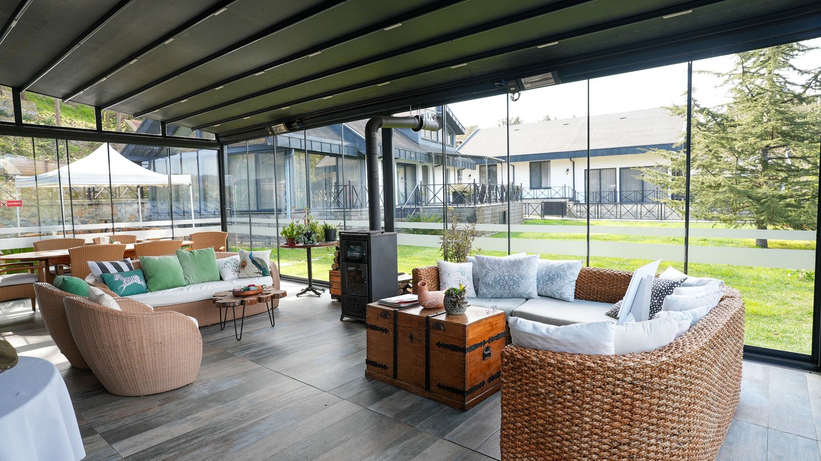 Cam teras lounge