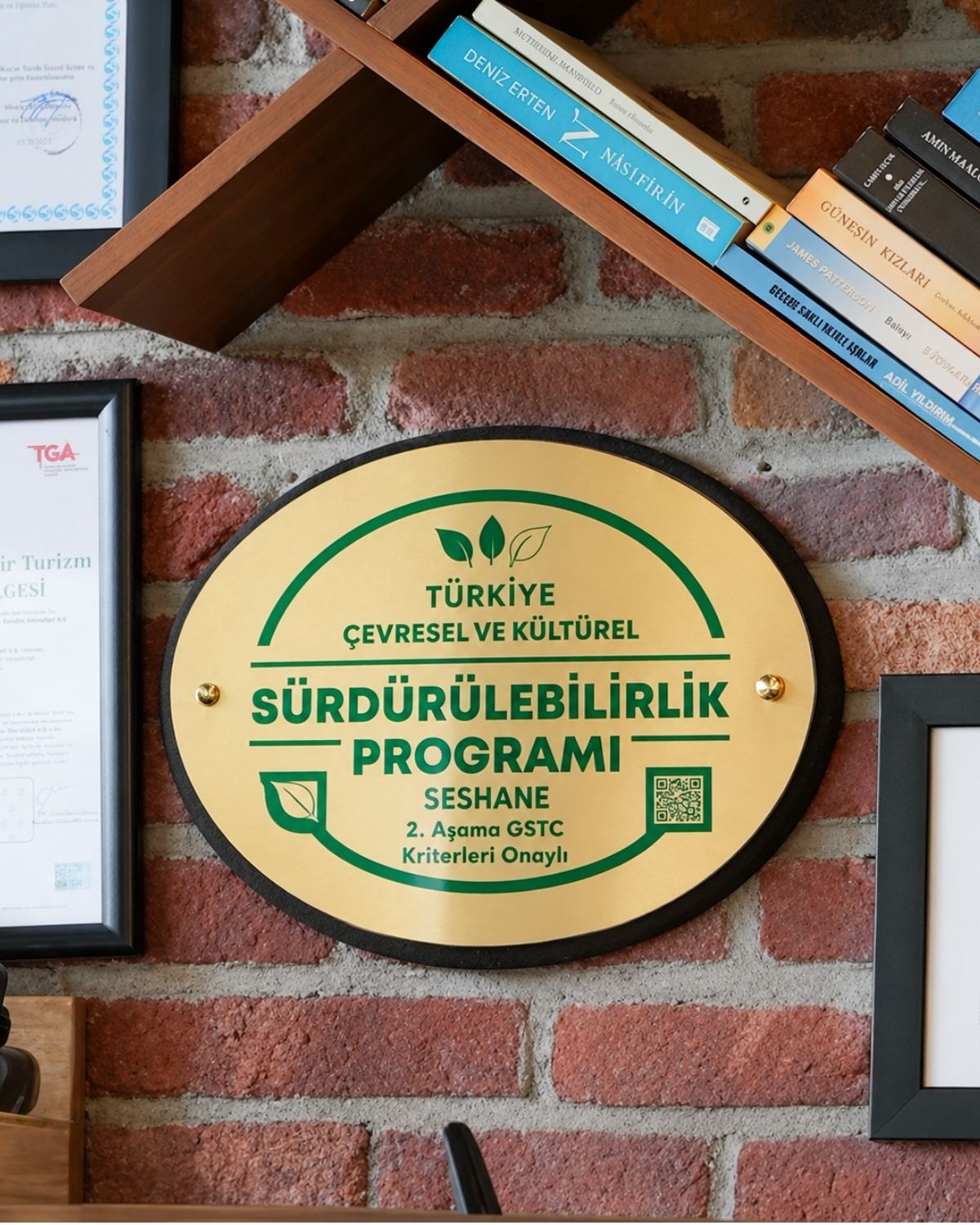 Duvarda asılı 2. Aşama Sürdürülebilirlik Sertifikası plaketi